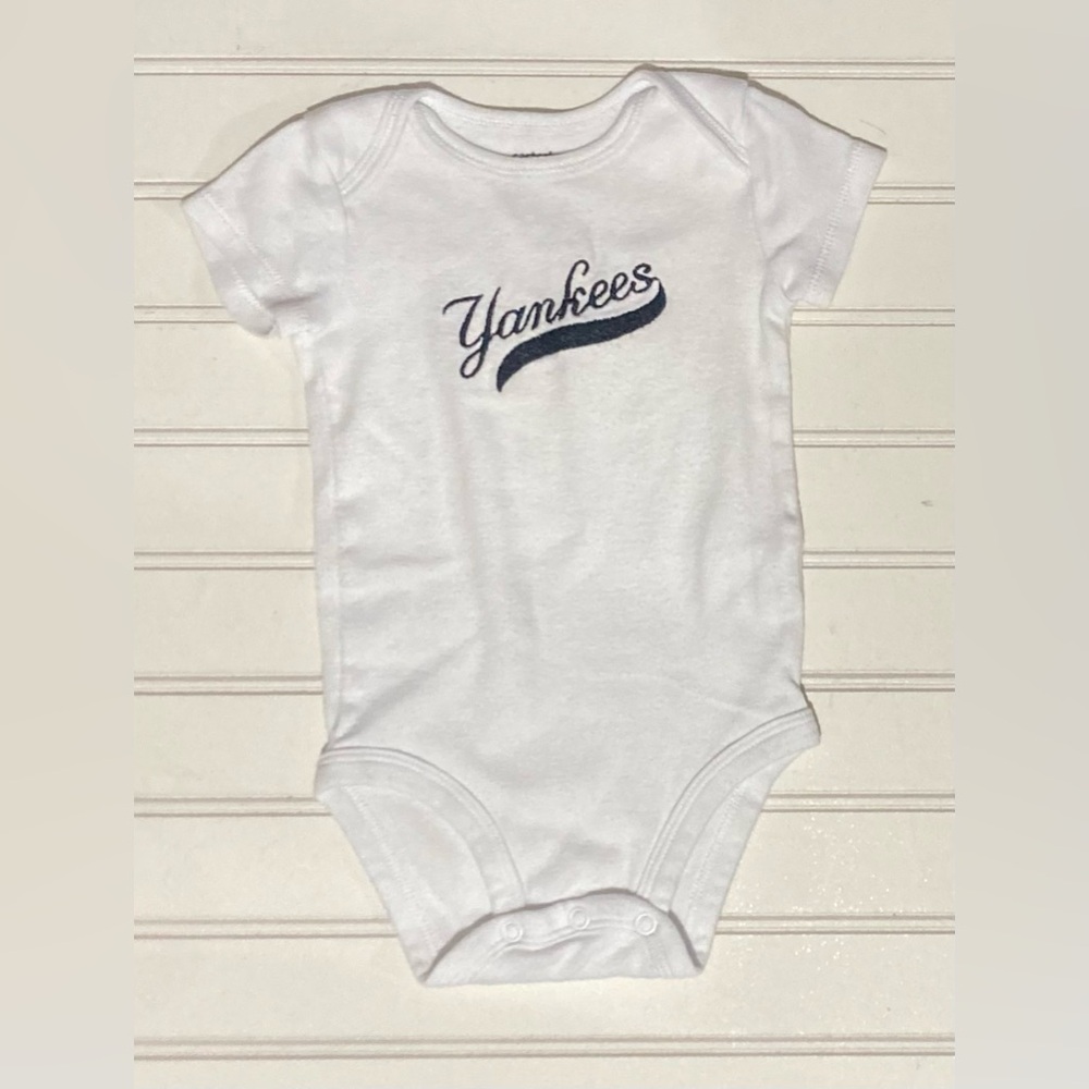 Carter’s New York Yankees Baseball Infant Bodysuit White Black Baby Size 6 Month